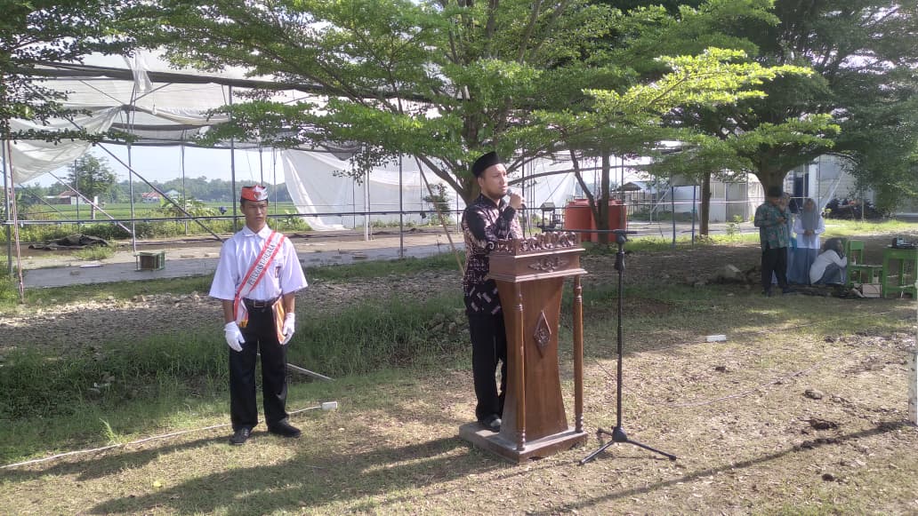 Upacara Hari Guru Nasional di Ponpes Wirausaha Kebon Cinta Ciwaringin Berlangsung Khidmat